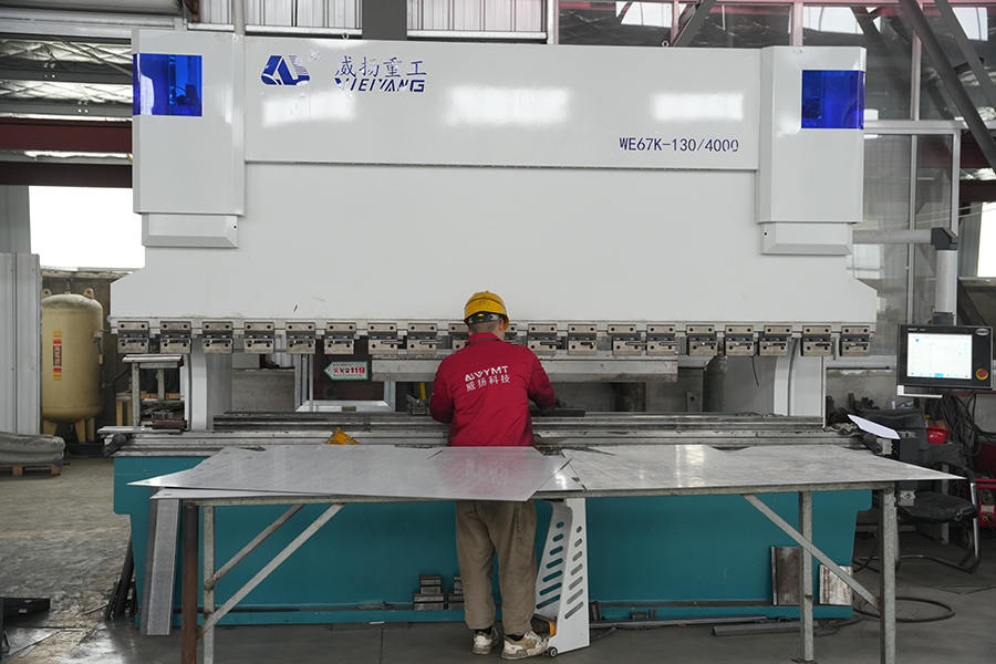 Cad iad na príomhghnéithe a bhaineann le trucail scuabtha CNC a fhágann go bhfuil sé difriúil ó chineálacha eile scuabóirí?