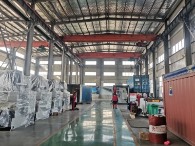 Cén chaoi a láimhseálann an Meaisín Lúbthachta Mór seo cúiteamh corónach as sraonadh ar feadh an fad lúbthachta iomlán?